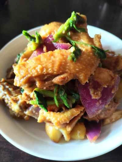 鶏肉とジャガイモと玉ねぎの煮込みのレシピ