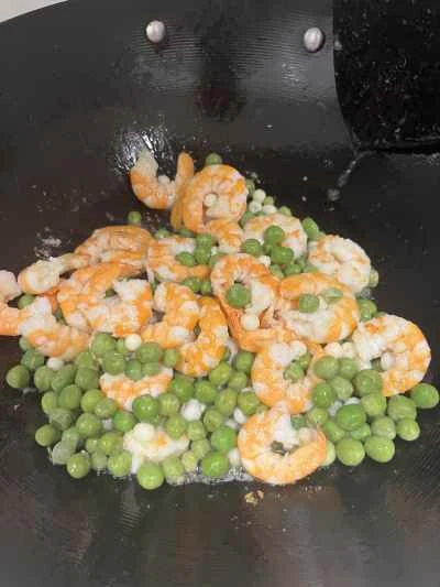 クワイ、エンドウ豆、エビの炒め物の作り方：6