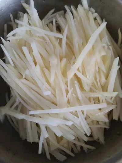 細切りジャガイモとチャイブの炒め物の作り方：1