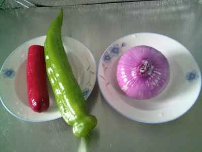 ピーマン、赤ソーセージ、玉ねぎの炒め物の作り方：1