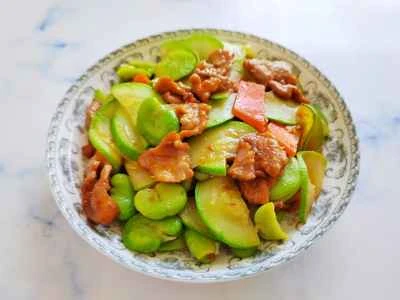 ズッキーニとそら豆を豚肉と炒めたレシピ