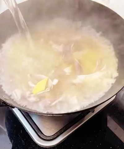 豚の胃袋とチキンのスープを作る手順：7