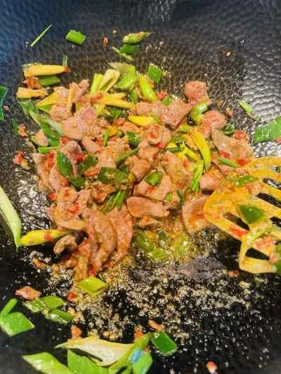 豚レバーと唐辛子とニンニクの芽の炒め物の作り方：6