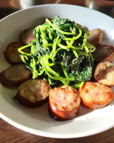 サツマイモの葉と赤ソーセージの炒め物のレシピ