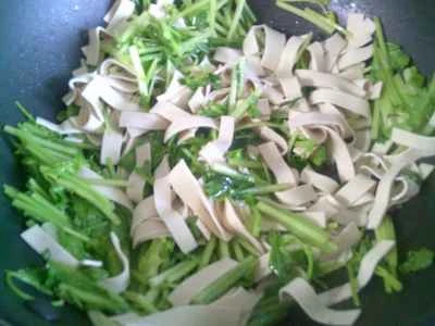 セロリと豆腐の皮の炒め物の作り方：9