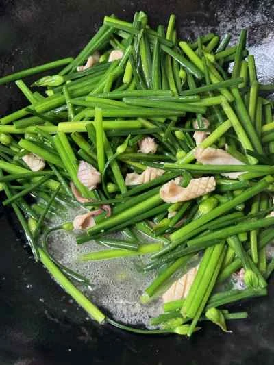 干しイカとニラの花の炒め物の作り方：10