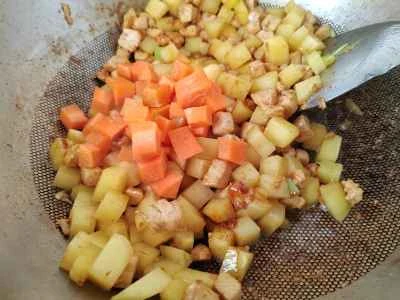 鶏胸肉とさいの目に切った野菜の炒め物の作り方：7