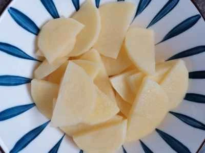 肉入りジャガイモ炒めの作り方：2