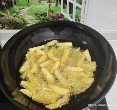 フライドポテトとニンニクの芽の炒め物の作り方：4