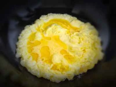 緑と赤のピーマン入りスクランブルエッグの作り方：4