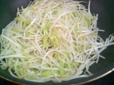 緑豆もやしとピーマンとランチョンミートの炒め物の作り方：5