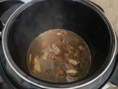 クランベリージュースで煮込んだ豚スペアリブの作り方：7