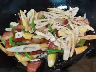 新鮮なタケノコ入り豚肉炒めの作り方：6