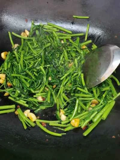 空芯菜と発酵豆腐と唐辛子の炒め物の作り方：6