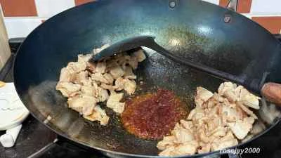 唐辛子とニンニクの葉で煮込んだ豚バラ肉の作り方：4