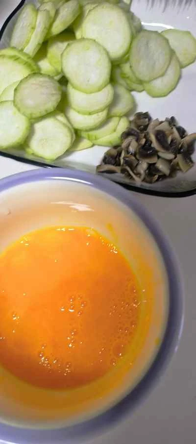 きのこ、ヘチマ、卵の炒め物の作り方：1