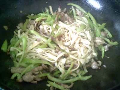 厚切りピーマンと豚肉の豆腐皮炒めの作り方：10