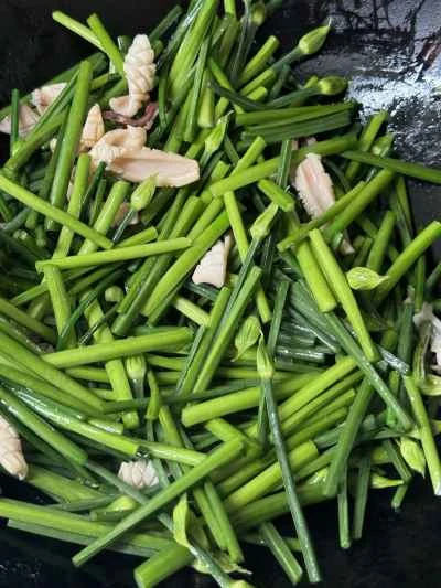 干しイカとニラの花の炒め物の作り方：8