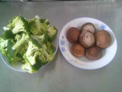 ブロッコリーと椎茸の炒め物の作り方：1