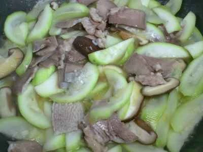 キノコと豚タンの夜咲き花炒めの作り方：9