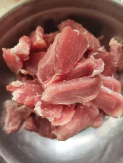 豚肉、春雨、インゲン豆のシチューの作り方：1