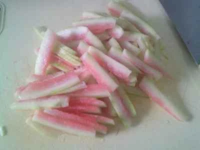 スイカの皮とアサリの炒め物の作り方：3