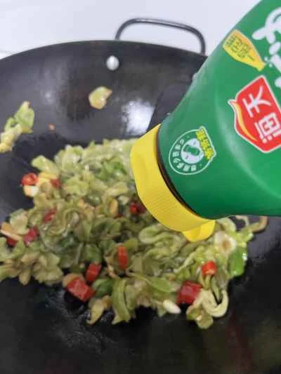 乾燥レタスと中華ソーセージの炒め物の作り方：6