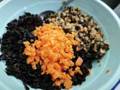 ポーチドエッグ、塩漬け野菜、キクラゲ、シイタケ入り蒸し肉パテの作り方：5