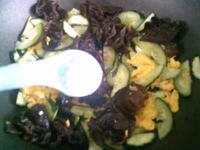 黒キクラゲ、卵、キュウリの炒め物の作り方：7