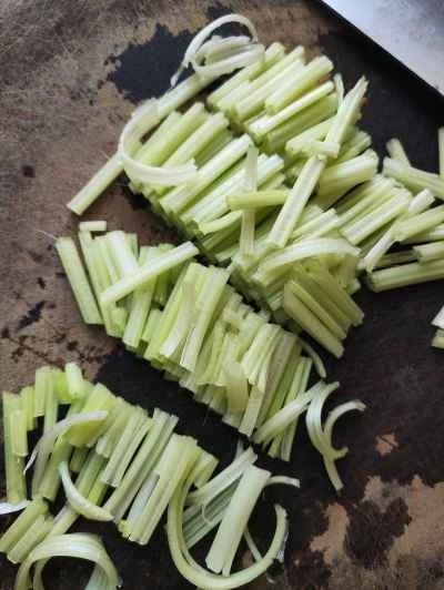 セロリとニンジンのひき肉炒めの作り方：2