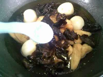 黒キノコと卵の揚げパン生地の三角形を作る手順：6