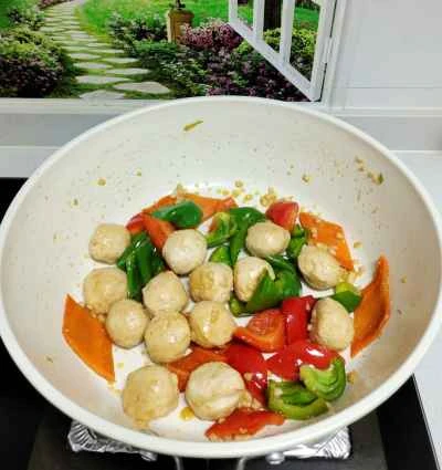 鶏肉のつくねとピーマンの炒め物：6ステップ