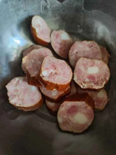 サツマイモの葉と赤ソーセージの炒め物の作り方：2