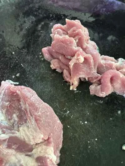 アスパラガス、キクラゲ、豚肉の炒め物を作る手順：1