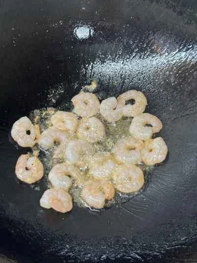 エビ、卵、ニンジン炒めの作り方：4