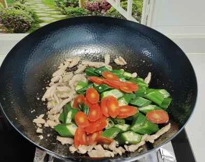 細切り豚肉とニンジン、オクラの炒め物の作り方：5