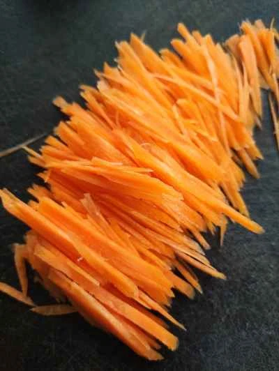 玉ねぎ、ニンジン、卵入りの里芋と春雨炒めの作り方：2