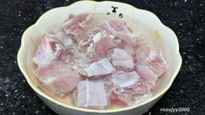 ジュージューと音を立てる豚スペアリブとインゲン豆の作り方：1