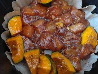 野菜とフルーツと一緒にローストした鶏胸肉：3ステップ