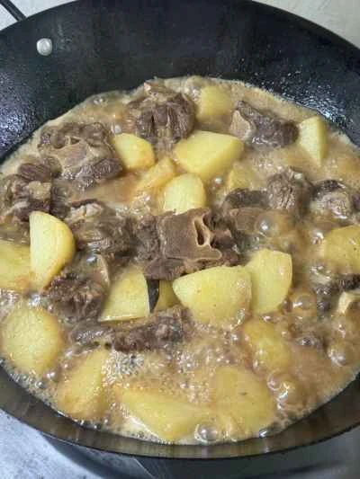 牛テールとジャガイモの煮込みの作り方：15