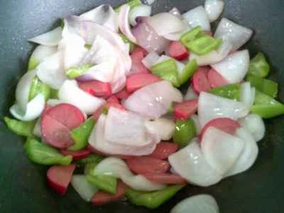 ピーマン、赤ソーセージ、玉ねぎの炒め物の作り方：8