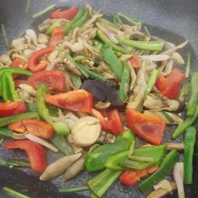 マテガイと赤ピーマン、緑ピーマンの炒め物の作り方：7