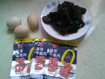 黒キクラゲ、ランチョンミート、卵を使った卵炒めの作り方：1