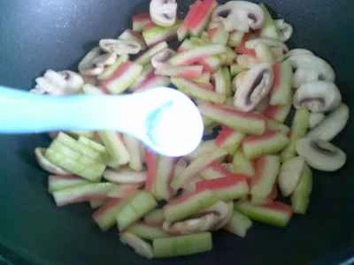 スイカの皮とキノコの炒め物の作り方：7