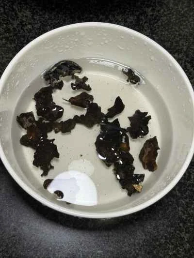 カンゾウ、キクラゲ、豚肉の炒め物の作り方：2