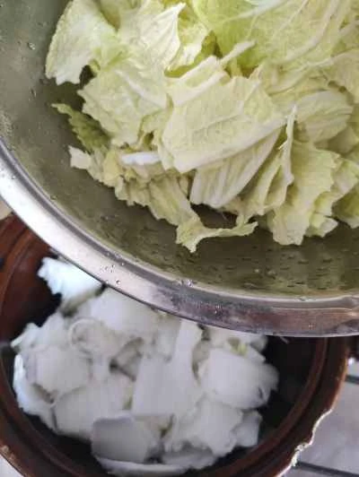 手千切りキャベツと豚肉のスープの作り方：6
