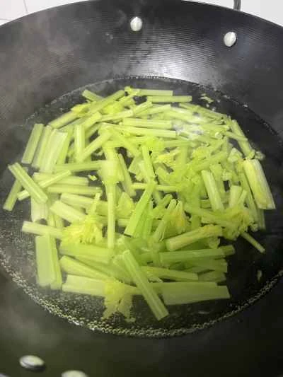 セロリ、干し豆腐、ソーセージ炒めの作り方：2