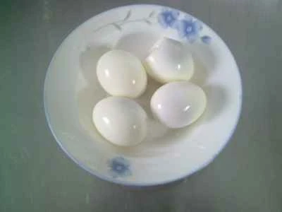 黒キノコと卵の揚げパン生地の三角形を作る手順：2