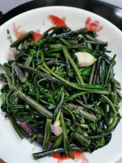 ニンニクと赤カラシナの炒め物のレシピ