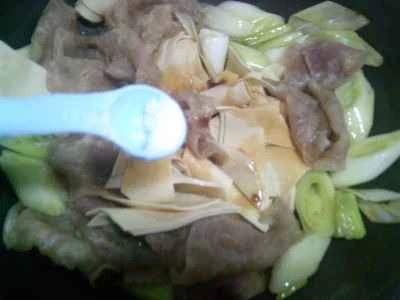 牛肉とネギと豆腐の皮の炒め物の作り方：12